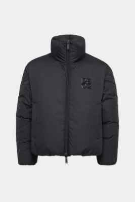 MÃ SẢN PHẨM: S74AM1589D35380900 ĐƯỢC LÀM TỪ POLYESTER MỊN KHÓA KÉO HAI CHIỀU CỔ CAO TÚI VIỀN LOGO DSQ2 NỔI