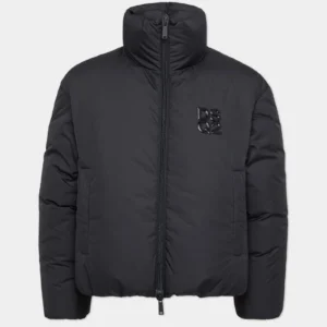 MÃ SẢN PHẨM: S74AM1589D35380900 ĐƯỢC LÀM TỪ POLYESTER MỊN KHÓA KÉO HAI CHIỀU CỔ CAO TÚI VIỀN LOGO DSQ2 NỔI