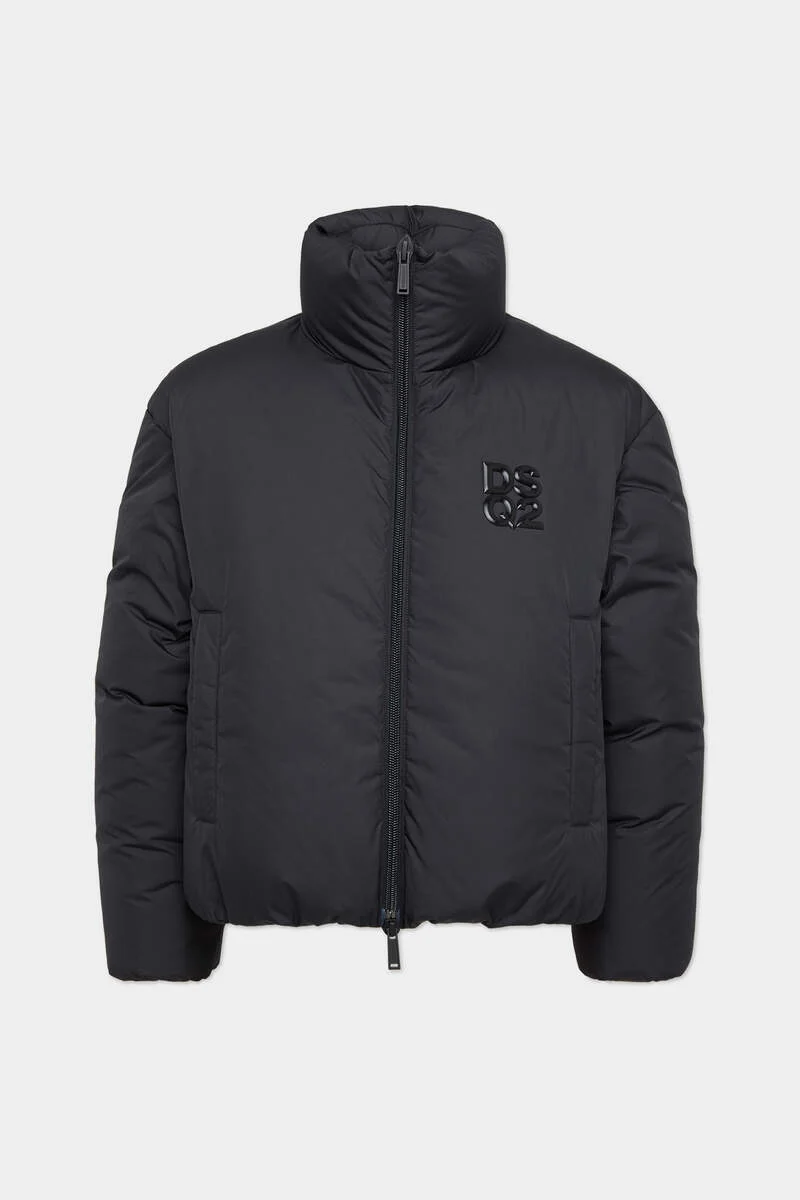 MÃ SẢN PHẨM: S74AM1589D35380900 ĐƯỢC LÀM TỪ POLYESTER MỊN KHÓA KÉO HAI CHIỀU CỔ CAO TÚI VIỀN LOGO DSQ2 NỔI